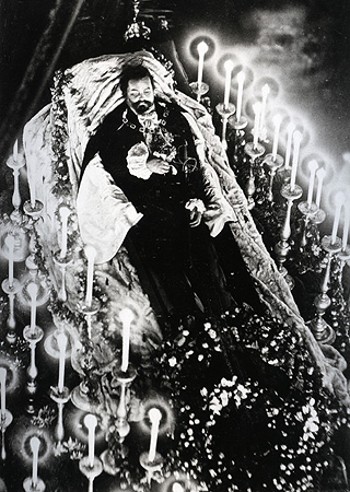 Imagen: Capilla ardiente con el cadáver del rey Luis II (fotografía)