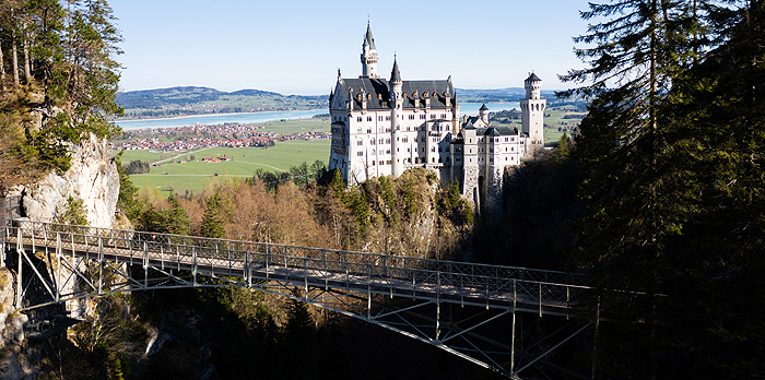 Immagine: Castello di Neuschwanstein con il ponte Marienbrücke